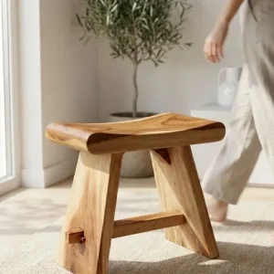 Koop Vandaag Zadelkruk Bollo – Massief Suar Houten Kruk Gelakt 50 × 30 × 47 cm
