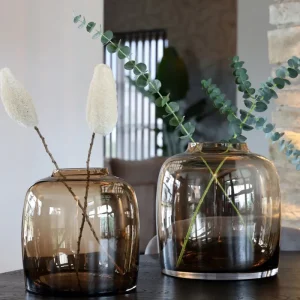 Bartica Taupe vaas – Lage mondgeblazen designvaas in taupe glas Betrouwbaar