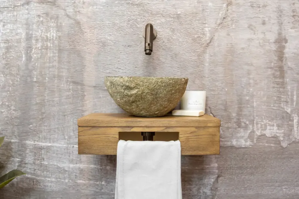 Beperkt Aanbod Saniclear Seba fonteinset met bruin eiken plank, rivierstenen waskom en kraan in verouderd messing voor in het toilet
