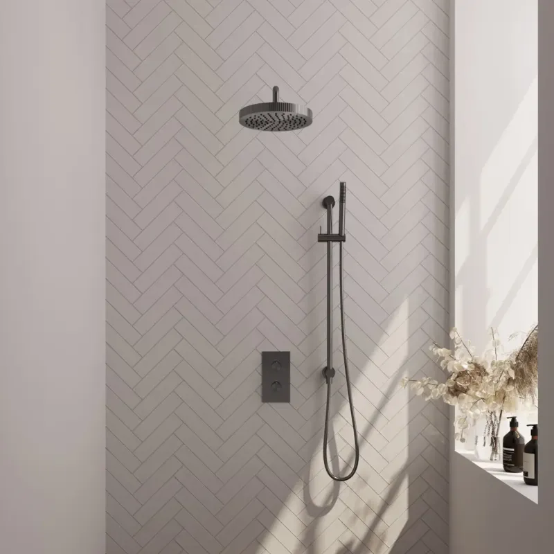 Brauer Stripe inbouw regendouche met 25cm hoofddouche, met gebogen muurarm, glijstang en staafhanddouche set 20 gunmetal geborsteld PVD Premium