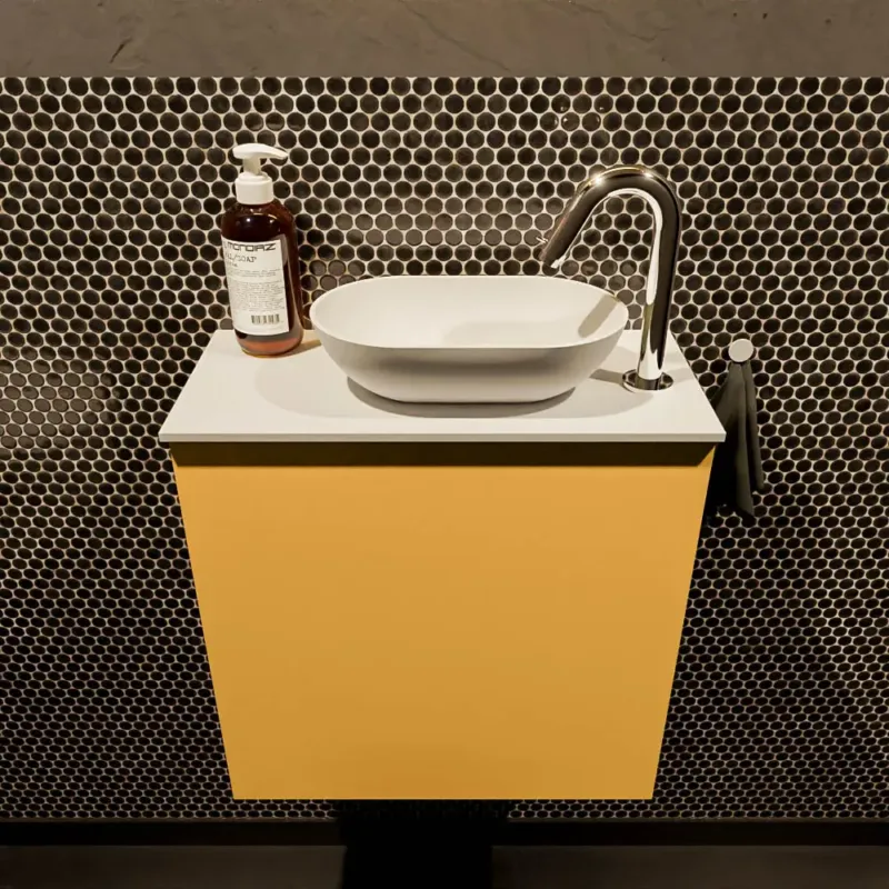 Op = Op Mondiaz Fowy toiletmeubel 50cm ocher met witte waskom rechts en kraangat